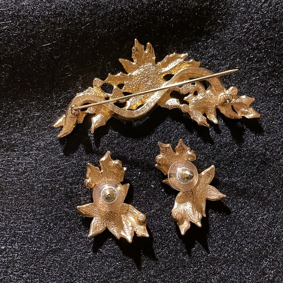 Vintage Avon Poinsettia Pin & Earrings. - Picture 4 of 5